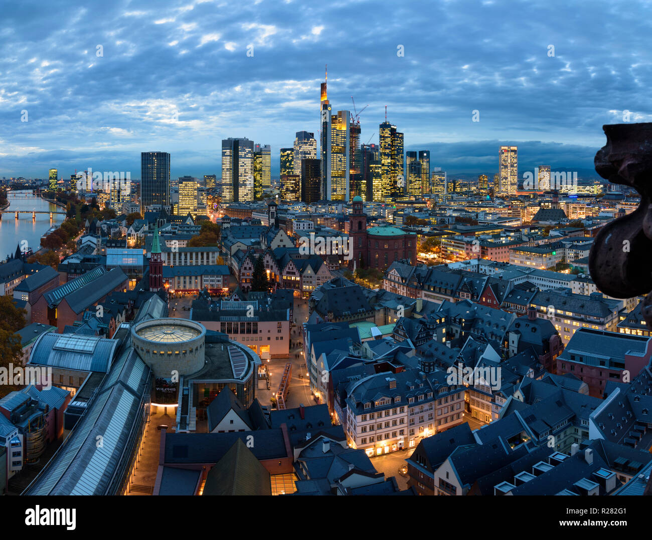 Frankfurt am Main: vista da Dom (cattedrale) al centro della città con il Römer (municipio), la chiesa di San Paolo, grattacieli e alto-aumento edifici per uffici in f Foto Stock