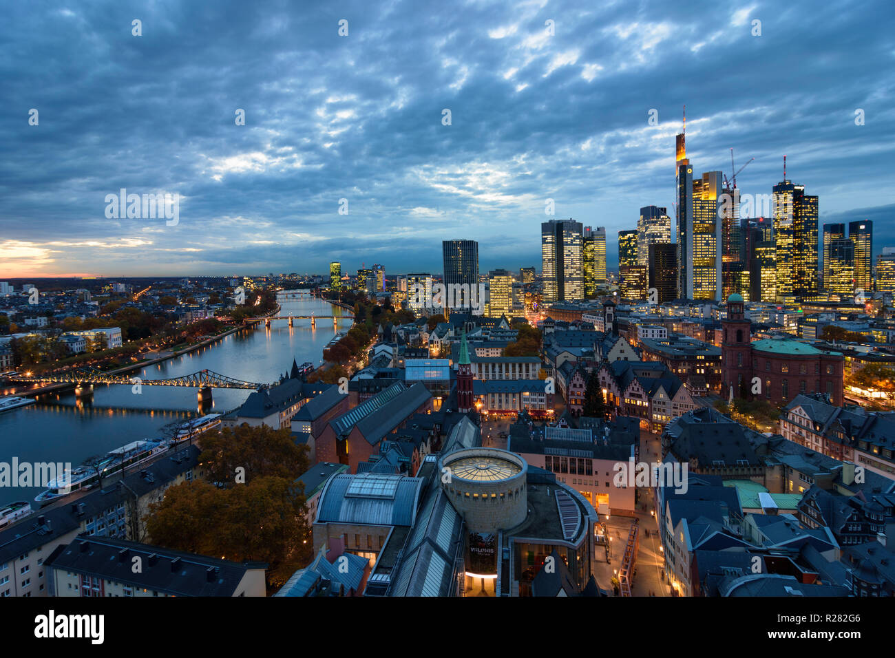 Frankfurt am Main: vista da Dom (cattedrale) al centro della città con il Römer (municipio), la chiesa di San Paolo, grattacieli e alto-aumento edifici per uffici in f Foto Stock