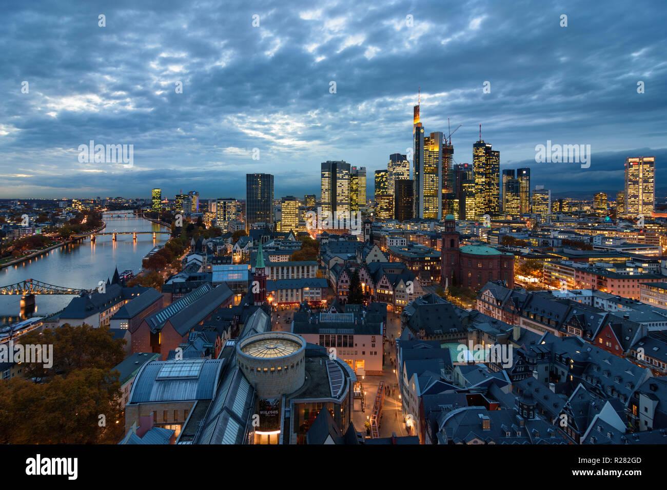 Frankfurt am Main: vista da Dom (cattedrale) al centro della città con il Römer (municipio), la chiesa di San Paolo, grattacieli e alto-aumento edifici per uffici in f Foto Stock