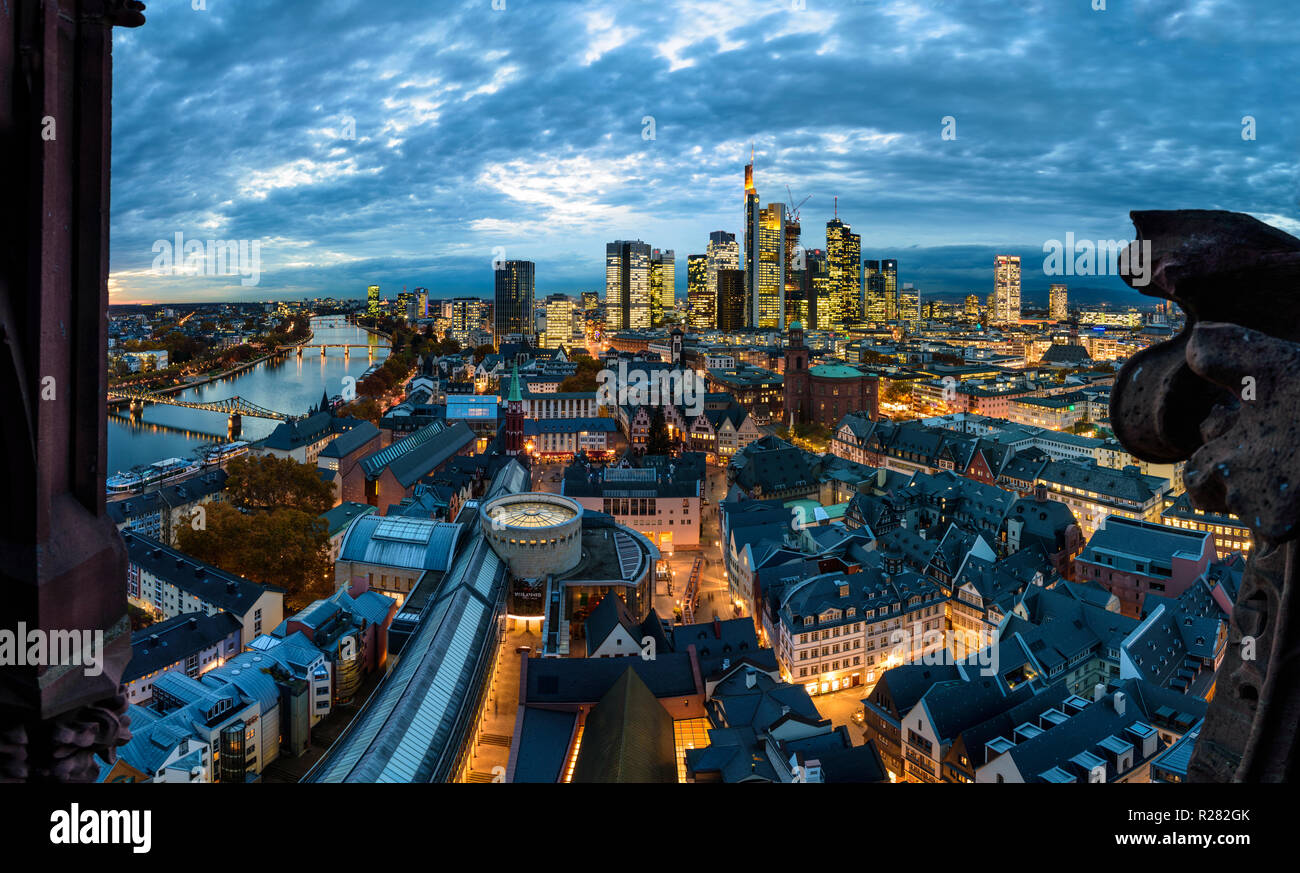Frankfurt am Main: vista da Dom (cattedrale) al centro della città con il Römer (municipio), la chiesa di San Paolo, grattacieli e alto-aumento edifici per uffici in f Foto Stock