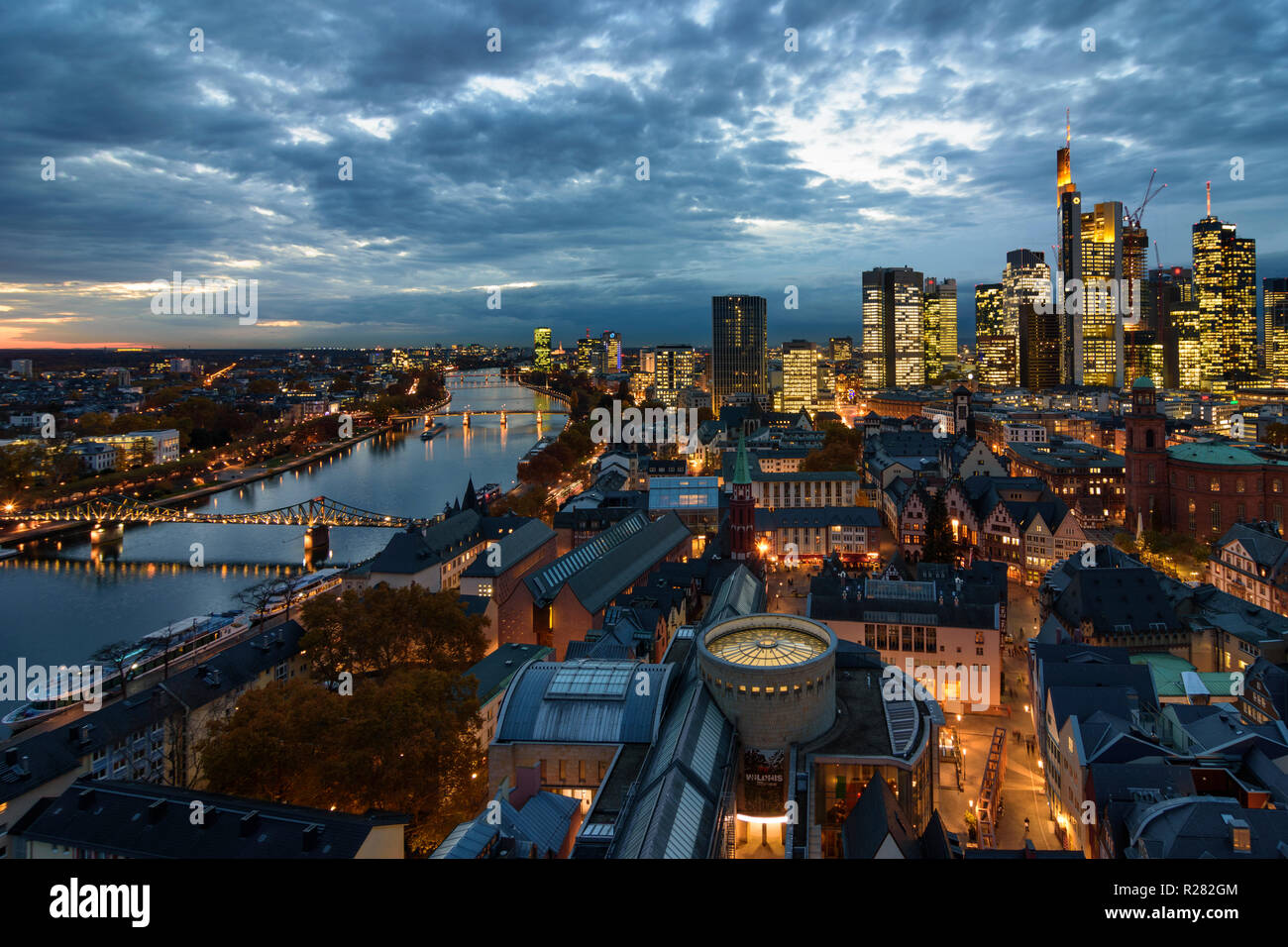 Frankfurt am Main: vista da Dom (cattedrale) al centro della città con il Römer (municipio), la chiesa di San Paolo, grattacieli e alto-aumento edifici per uffici in f Foto Stock