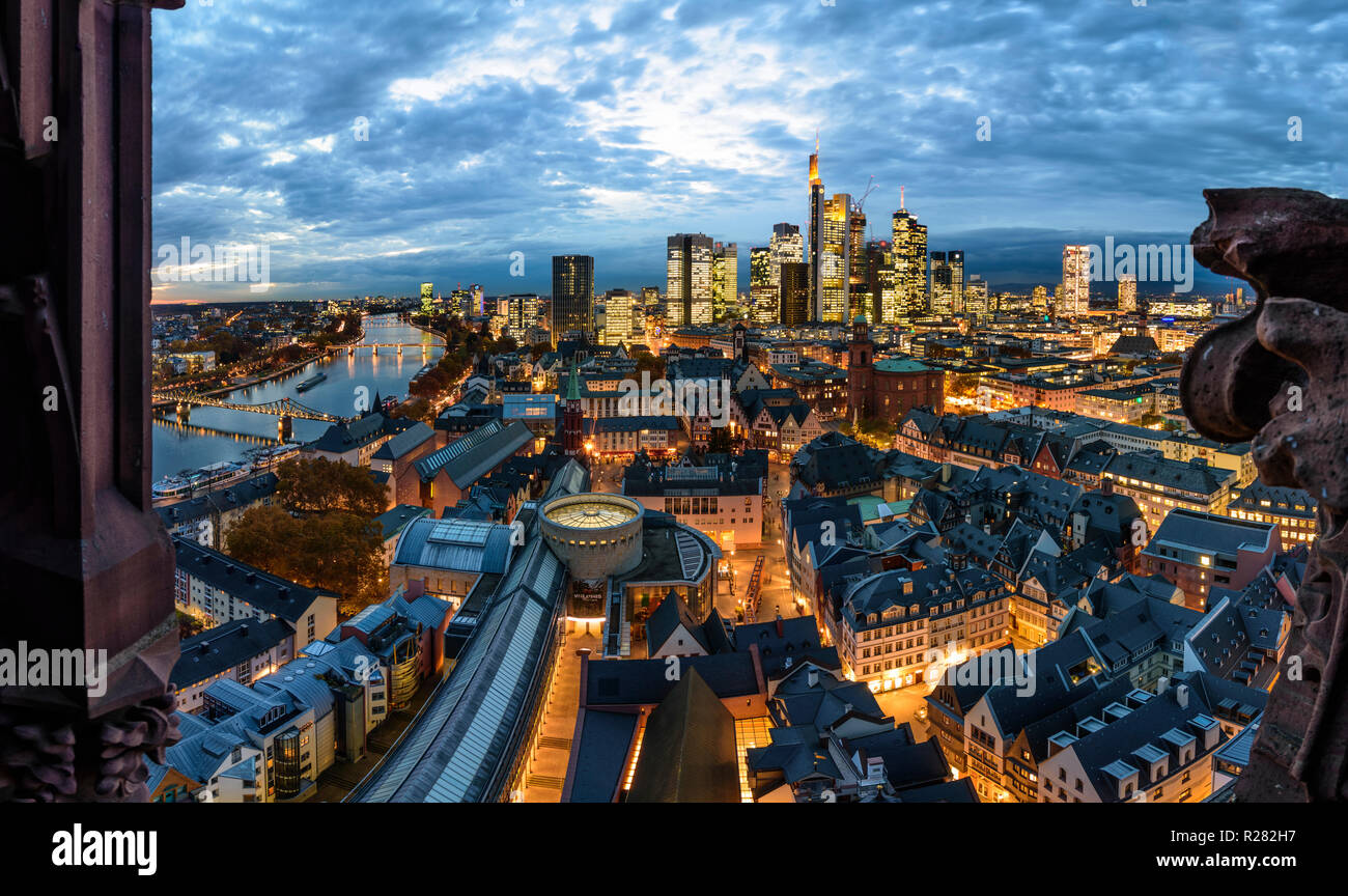 Frankfurt am Main: vista da Dom (cattedrale) al centro della città con il Römer (municipio), la chiesa di San Paolo, grattacieli e alto-aumento edifici per uffici in f Foto Stock
