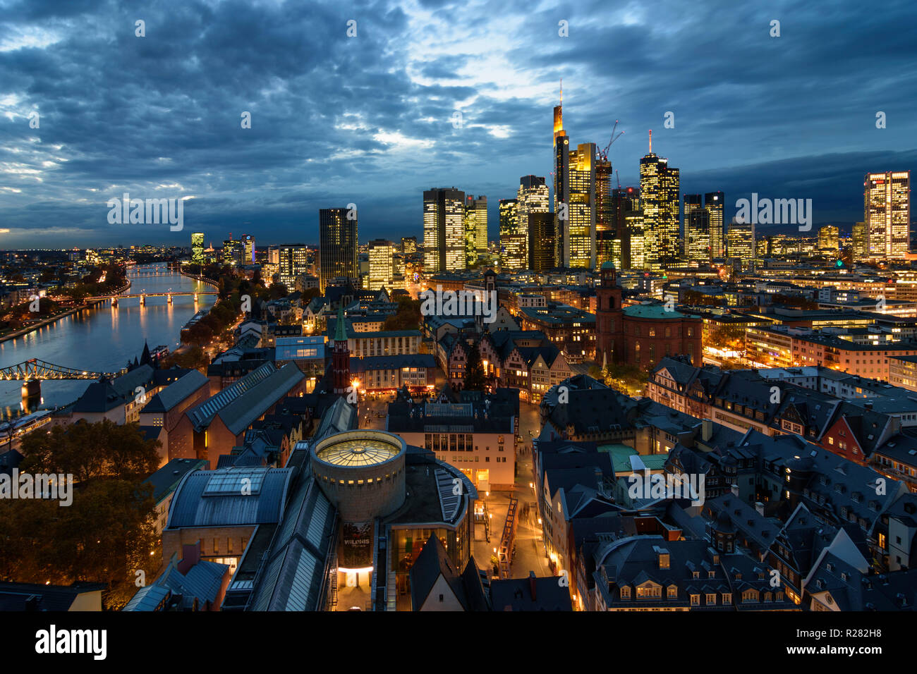 Frankfurt am Main: vista da Dom (cattedrale) al centro della città con il Römer (municipio), la chiesa di San Paolo, grattacieli e alto-aumento edifici per uffici in f Foto Stock