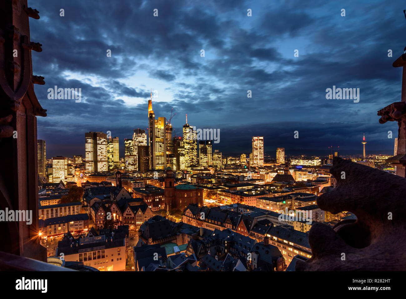 Frankfurt am Main: vista da Dom (cattedrale) al centro della città con il Römer (municipio), la chiesa di San Paolo, grattacieli e alto-aumento edifici per uffici in f Foto Stock