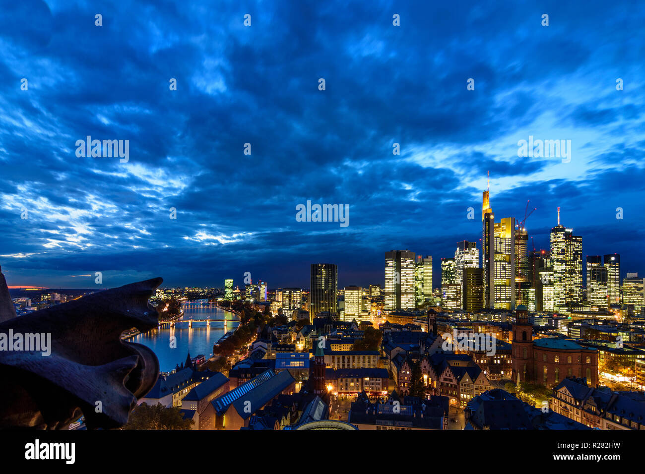 Frankfurt am Main: vista da Dom (cattedrale) al centro della città con il Römer (municipio), la chiesa di San Paolo, grattacieli e alto-aumento edifici per uffici in f Foto Stock