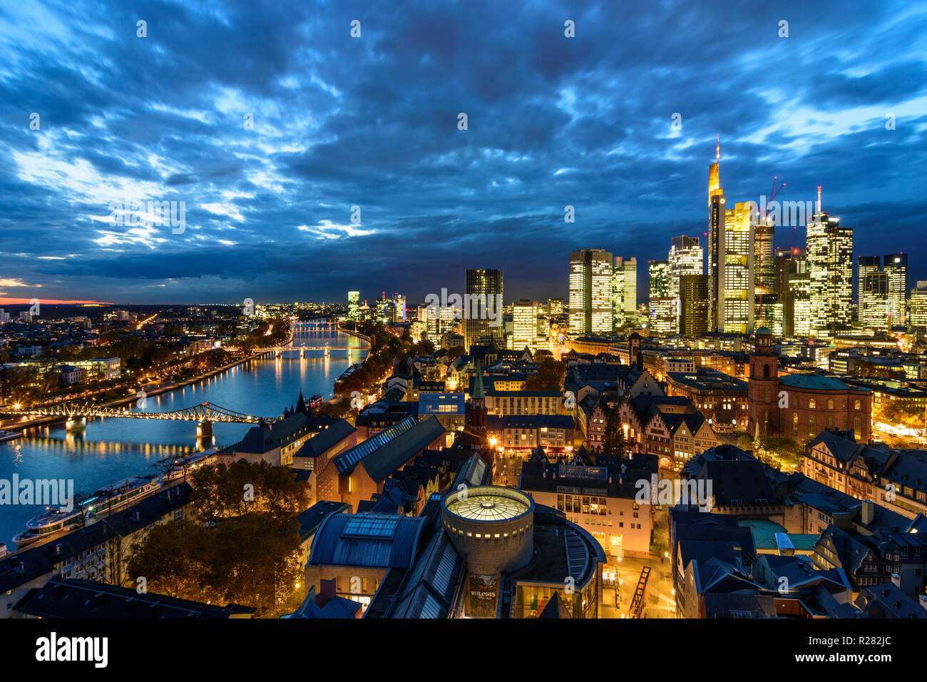 Frankfurt am Main: vista da Dom (cattedrale) al centro della città con il Römer (municipio), la chiesa di San Paolo, grattacieli e alto-aumento edifici per uffici in f Foto Stock