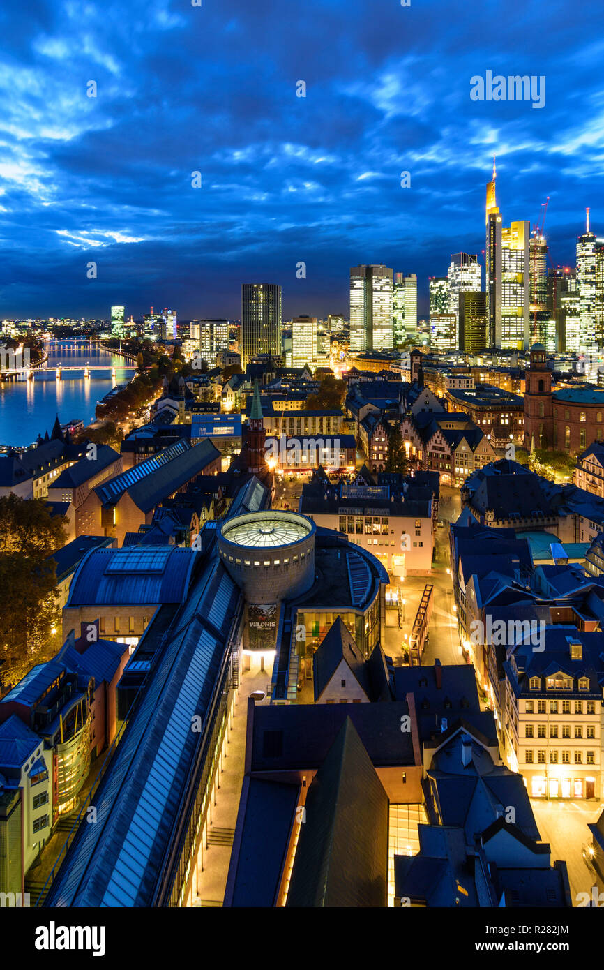 Frankfurt am Main: vista da Dom (cattedrale) al centro della città con il Römer (municipio), la chiesa di San Paolo, grattacieli e alto-aumento edifici per uffici in f Foto Stock