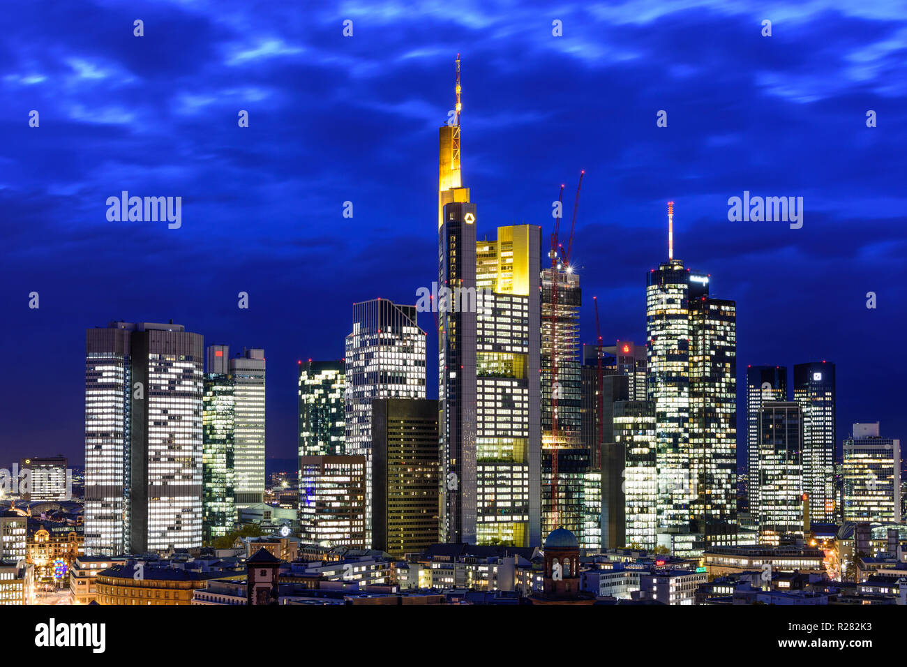 Frankfurt am Main: vista da Dom (cattedrale) con il centro della città con i grattacieli e alto edificio di uffici situati nel quartiere finanziario, Commerzbank Tower, Foto Stock