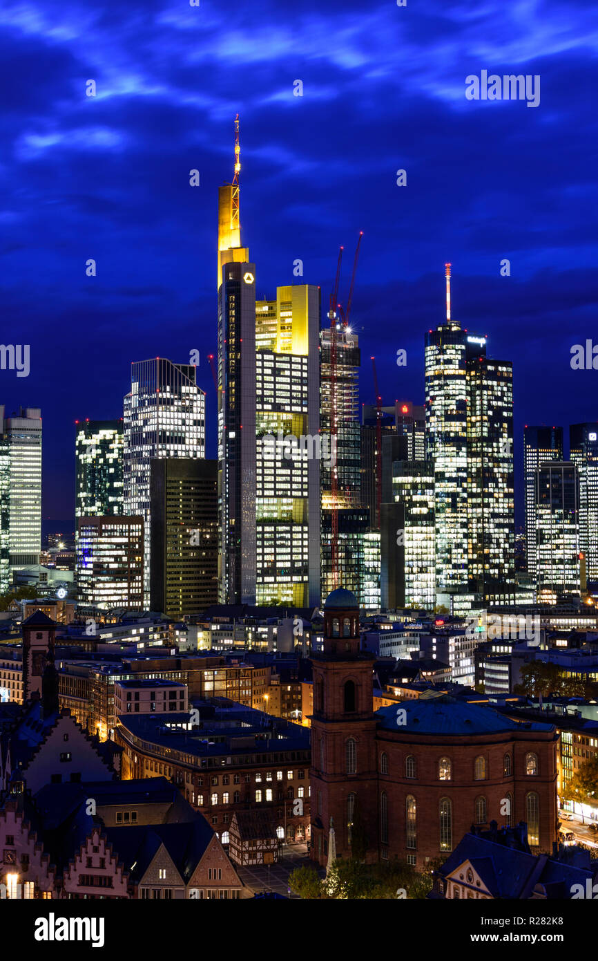 Frankfurt am Main: vista da Dom (cattedrale) al centro della città con il Römer (municipio), la chiesa di San Paolo, grattacieli e alto-aumento edifici per uffici in f Foto Stock