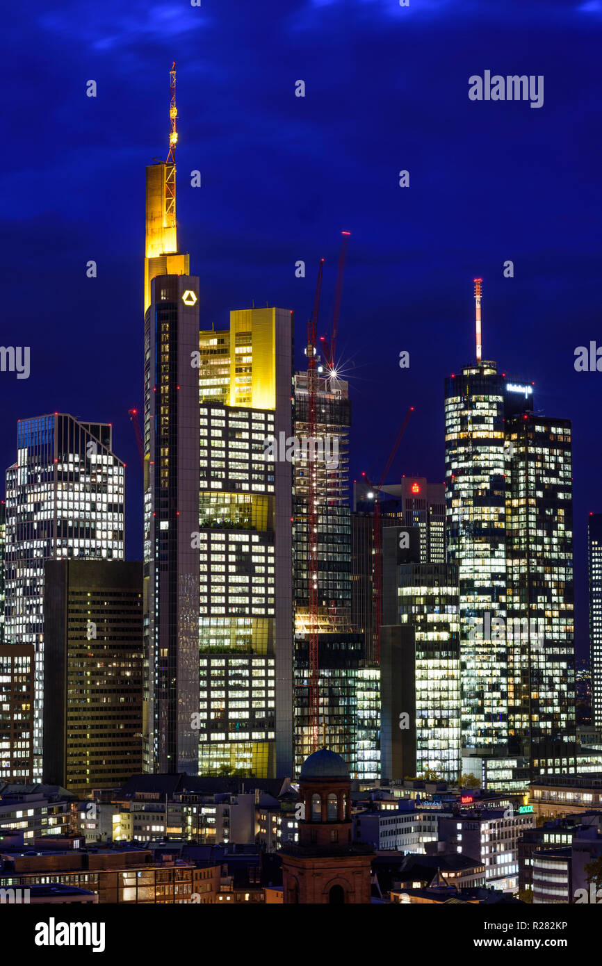 Frankfurt am Main: vista da Dom (cattedrale) al centro della città con il Römer (municipio), la chiesa di San Paolo, grattacieli e alto-aumento edifici per uffici in f Foto Stock