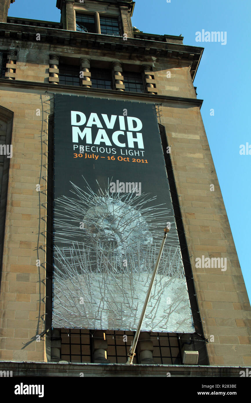 Un banner appesi al di fuori della City Art Centre di Edimburgo annunciando l'artista scozzese, David Mach la grande mostra che si è tenuta nel 2011. Foto Stock