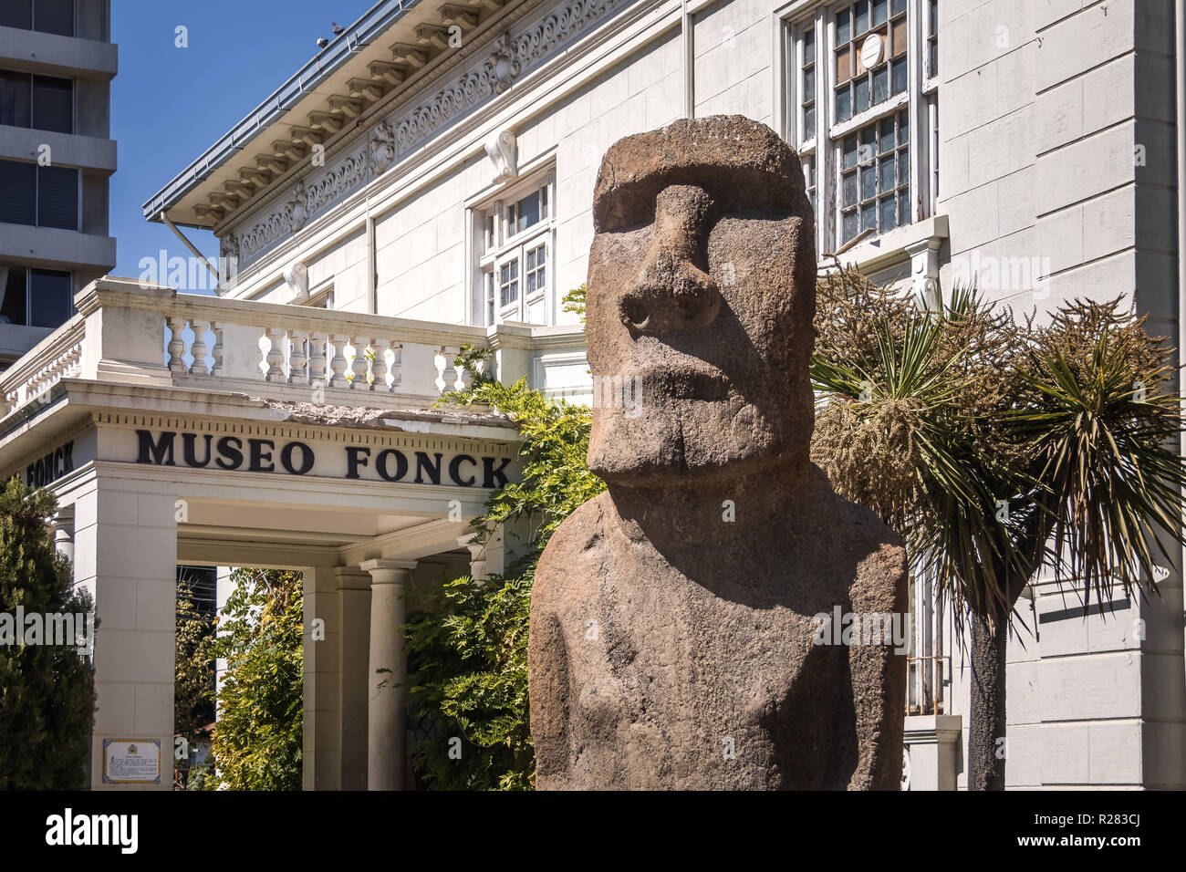 Fonck Museum e Moai statua - Vina del Mar, Cile Foto Stock