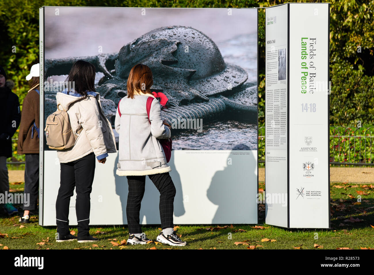 Luminose giornate di sole a Londra. Nelle femmine la visualizzazione di campi di battaglia terre di pace 14-18 progetto visualizzazione foto in St James Park. Foto Stock