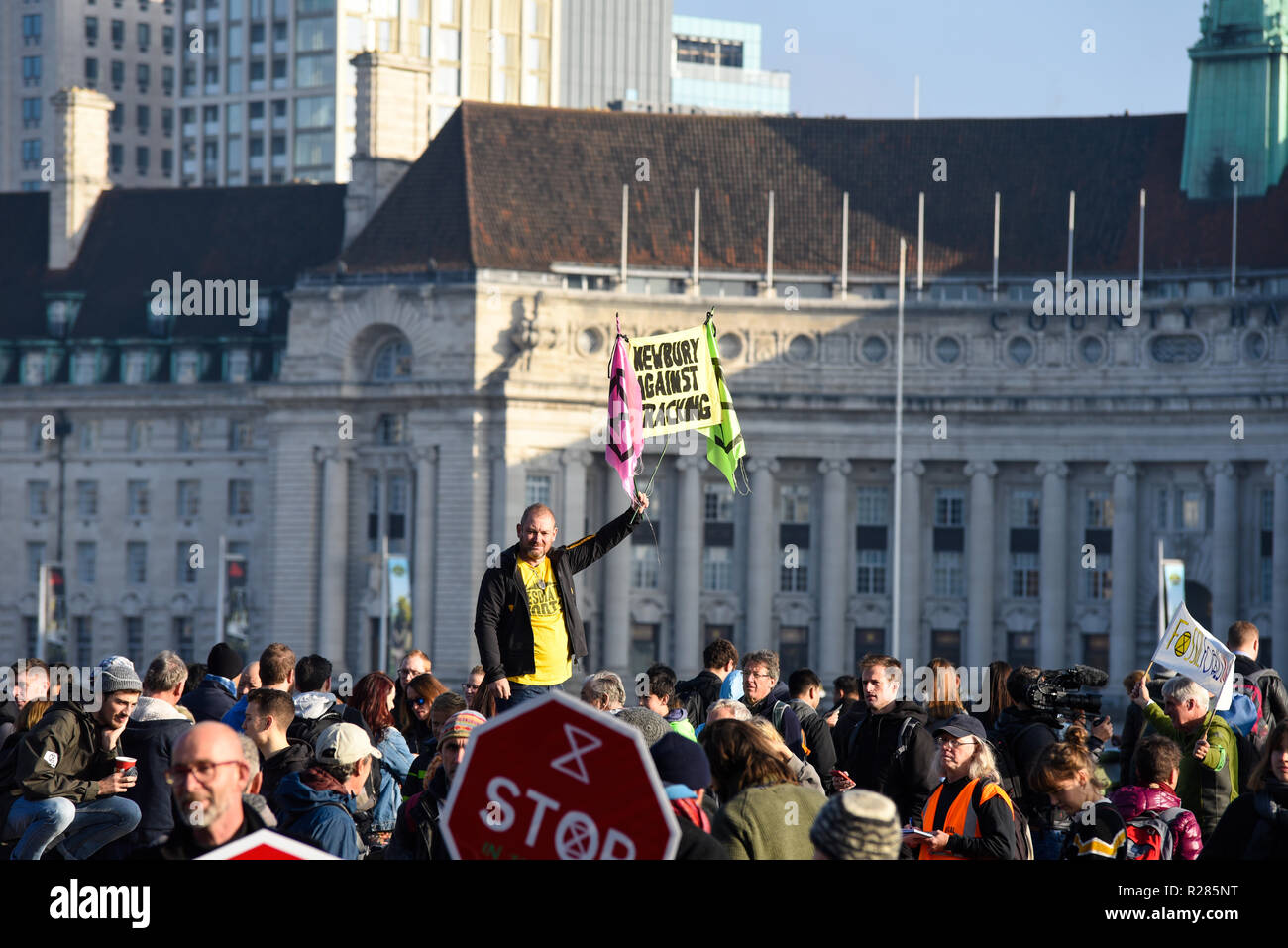 Westminster Bridge, Londra, Regno Unito. Organizzato dalla ribellione di estinzione, una protesta è in corso per 'rebel contro il governo britannico per inazione penale a fronte del cambiamento climatico catastrofe e il collasso ecologico". I manifestanti bloccano il Tamigi ponti di Westminster, Waterloo, Southwark, Blackfriars e Lambeth così da alterare il traffico Foto Stock