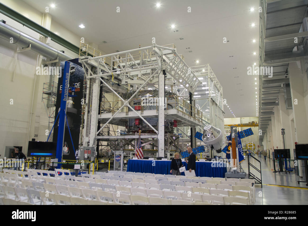Il Centro Spaziale Kennedy, STATI UNITI D'AMERICA. Il 16 novembre 2018. Una capsula Orion modello è situato accanto al ESM (European Service Module) nelle operazioni di cassa edificio del Kennedy Space Center in Florida. Credito: George Wilson/dpa/Alamy Live News Foto Stock