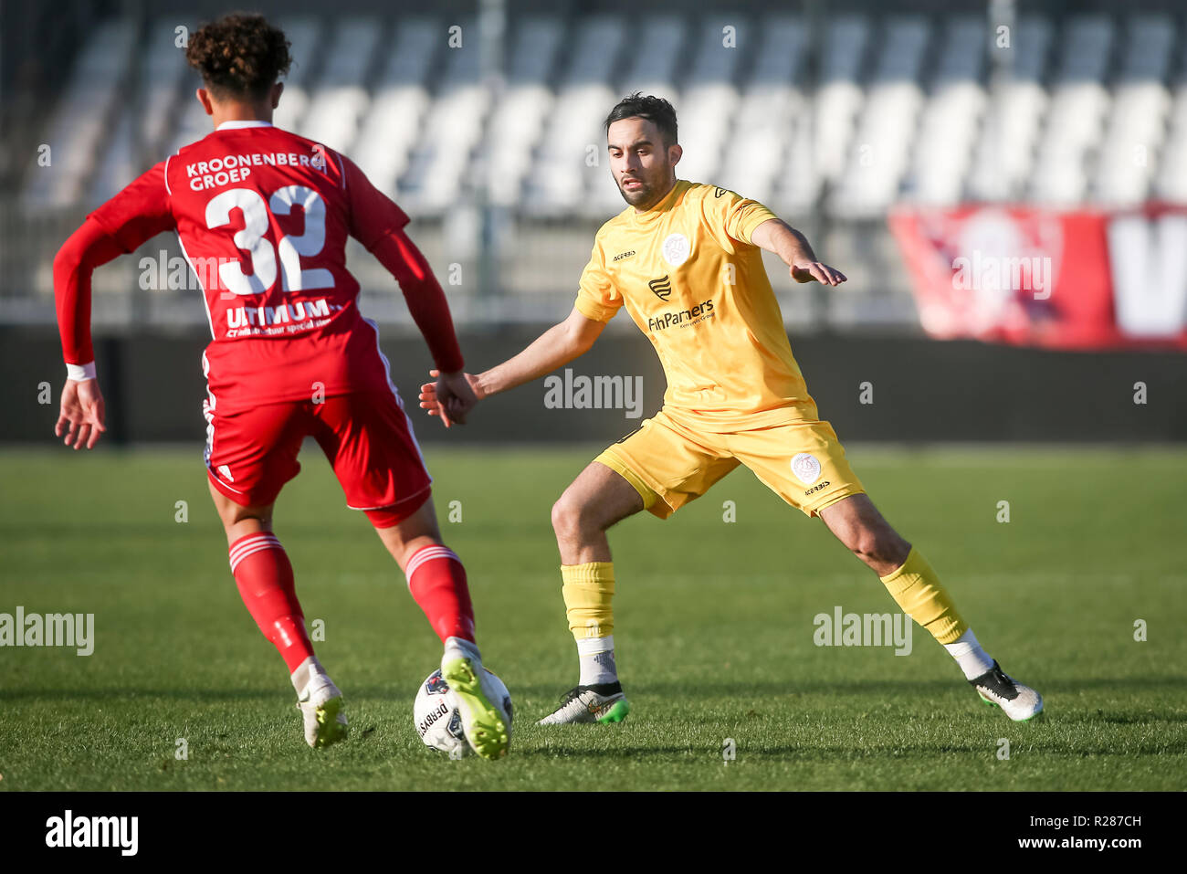 Almere, Paesi Bassi. 17 novembre 2018. Yanmar Stadion , Tweede divisieJong Almere City player Ruggero Mannes (l) lettore IJsselmeervogels Soufyan Moro (r) durante il match Jong Almere City - IJsselmeervogels Credito: Pro scatti/Alamy Live News Foto Stock