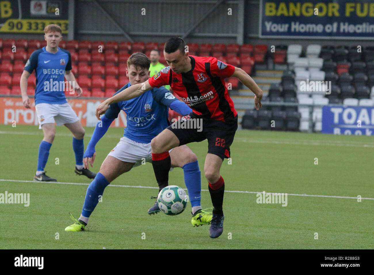 Seaview, Belfast, Irlanda del Nord. Il 17 novembre 2018. Danske Bank Premiership - crociati (rosso/nero) v Glenavon (blu). Azione da oggi il gioco al mare. Paolo Heatley (22) in azione per i Crociati. Credito: CAZIMB/Alamy Live News. Foto Stock