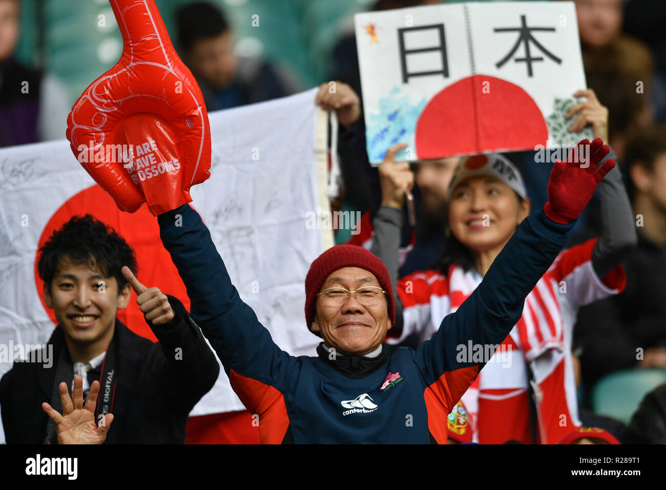 Stadio di Twickenham, Londra, Regno Unito. 17 novembre 2018. Supporto per il giapponese durante il Quilter internazionali: Inghilterra v Giappone corrispondono a Twickenham Stadium. . (Solo uso editoriale, è richiesta una licenza per uso commerciale. Nessun uso in scommesse, giochi o un singolo giocatore/club/league pubblicazioni.) Credito: Taka Wu/Alamy Live News Foto Stock