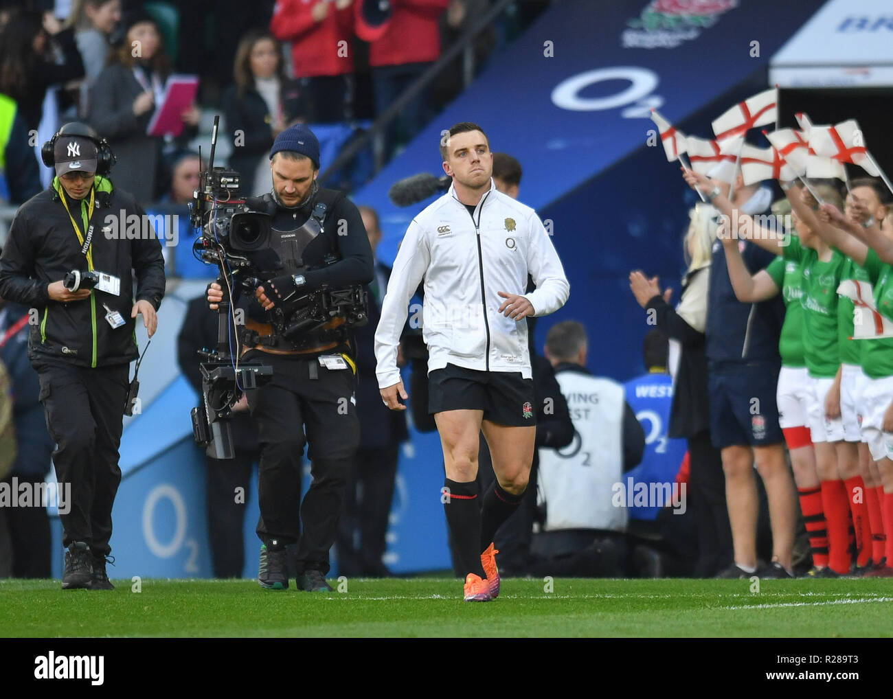 Stadio di Twickenham, Londra, Regno Unito. 17 novembre 2018. L'Inghilterra del George Ford (C) entra il passo durante il Quilter internazionali: Inghilterra v Giappone corrispondono a Twickenham Stadium. . (Solo uso editoriale, è richiesta una licenza per uso commerciale. Nessun uso in scommesse, giochi o un singolo giocatore/club/league pubblicazioni.) Credito: Taka Wu/Alamy Live News Foto Stock