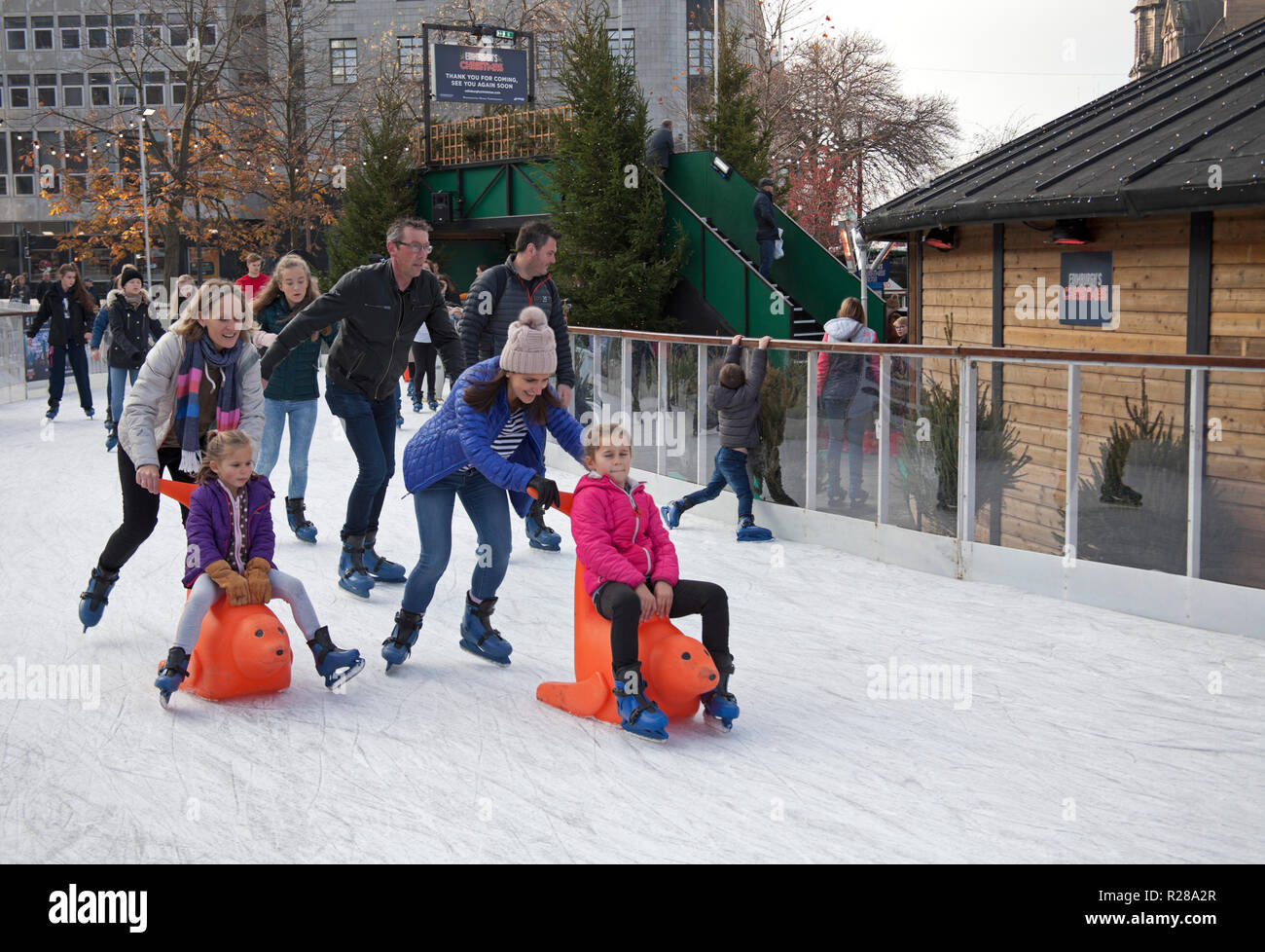 Edimburgo, Scozia, Regno Unito. 17 nov. 2018. Il Natale di Edimburgo, St Andrew Square pista di pattinaggio su ghiaccio che si è aperto il venerdì è stato occupato. Con una temperatura fredda di 8 gradi e sun per la maggior parte della giornata era ottima per raggiungere fuori e circa. Foto Stock