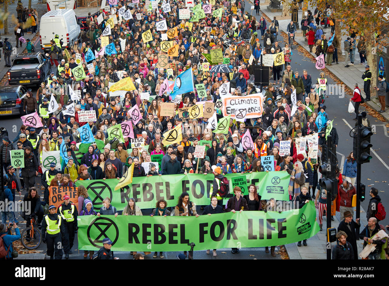 Londra, Regno Unito. - 17 Novembre 2018: estinzione della ribellione il cambiamento climatico i manifestanti marciano lungo London Embankment. Foto Stock