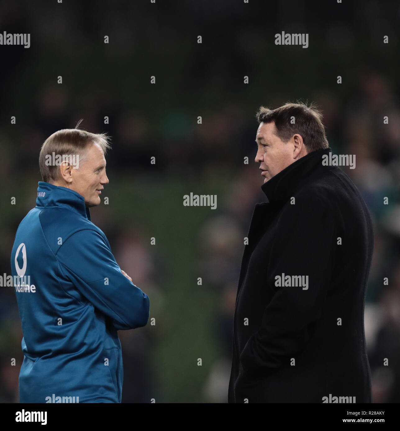 Aviva Stadium, Dublino, Irlanda. 17 Nov, 2018. In autunno la serie internazionale, Irlanda contro la Nuova Zelanda; Irish head coach Joe Schmidt e All Blacks capo allenatore Steve Hansen chat prima il credito di gioco: Azione Plus sport/Alamy Live News Foto Stock