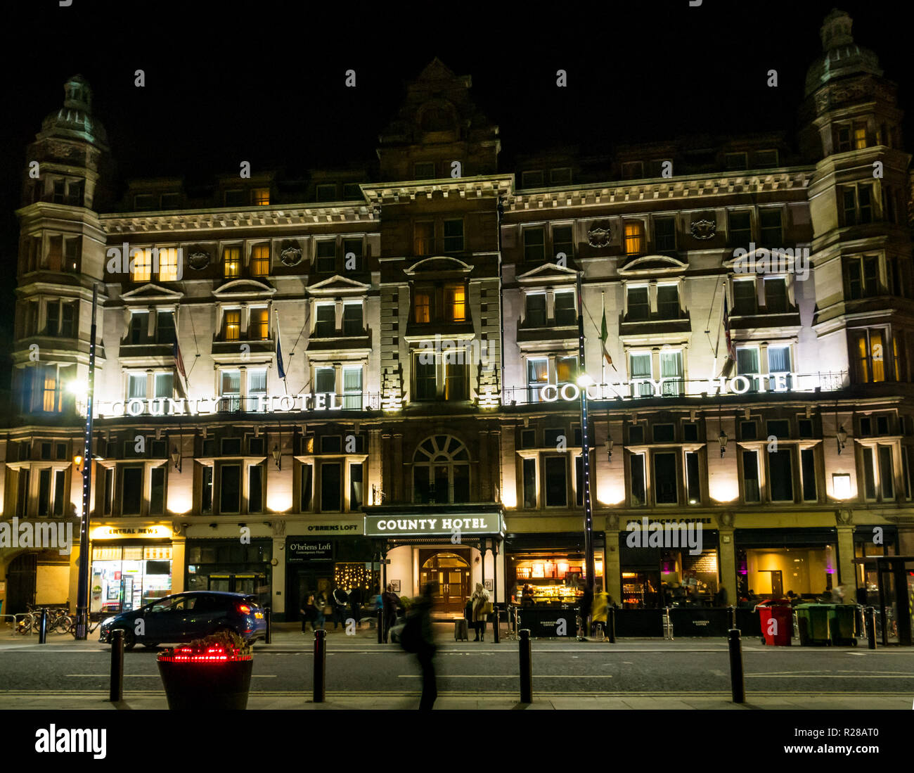 Newcastle Upon Tyne, England, Regno Unito, 17 novembre 2018. La gente fuori un sabato sera con la Grand Victorian County Hotel illuminata di notte Foto Stock