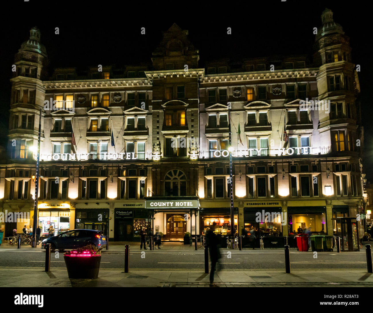 Newcastle Upon Tyne, England, Regno Unito, 17 novembre 2018. La gente fuori un sabato sera con la Grand Victorian County Hotel illuminata di notte Foto Stock