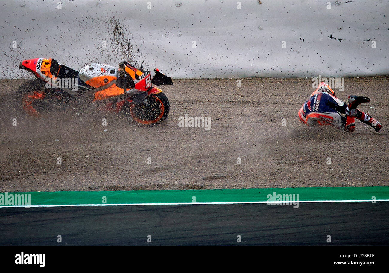 Valencia, Spagna. 17 Nov, 2018. Marc Marquez (93) della Spagna e del Team Repsol Honda crash durante le qualifiche del Gran Premio Motul de la Comunitat Valenciana del Campionato del Mondo di MotoGP sul circuito Ricardo Tormo di Valencia, in Spagna il 17 Nov 2018 Credit: CORDON PREMERE/Alamy Live News Foto Stock