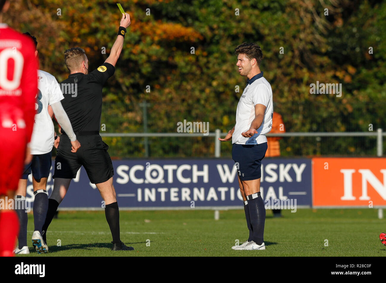 Paesi Bassi, 17 novembre 2018. HAARLEM , 17-11-2018 , Sportpark Spanjaardlaan , olandese , calcio Tweede Divisie , Stagione 2018 / 2019. (R-L) Kon. HFC player Oscar Wilffert riceve un Cartellino Giallo da arbitro Alex Bos durante il match Kon. HFC vs Excelsior Maassluis Credito: Pro scatti/Alamy Live News Foto Stock
