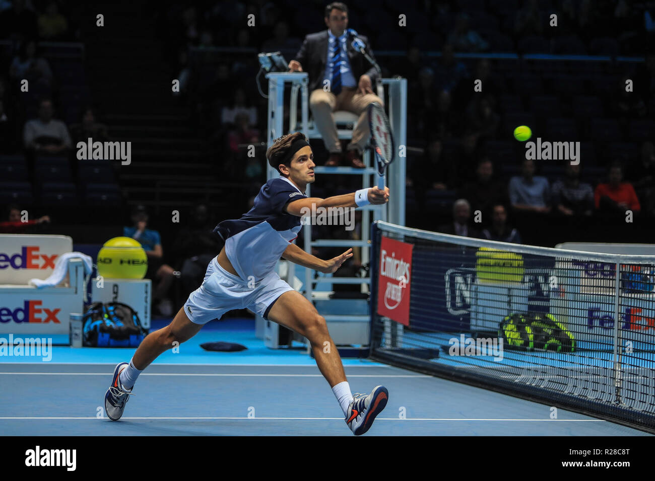 Londra, Regno Unito. 17 Nov, 2018. Nitto ATP World Tour Finals; Pierre-Hugues Herbert di Francia partner di Nicolas MAHUT della Francia in azione durante il loro match contro Robert Farah di Columbia e Juan Sebastian Cabal di Columbia Credit: Romena Fogliati/News immagini Credito: News immagini /Alamy Live News Foto Stock