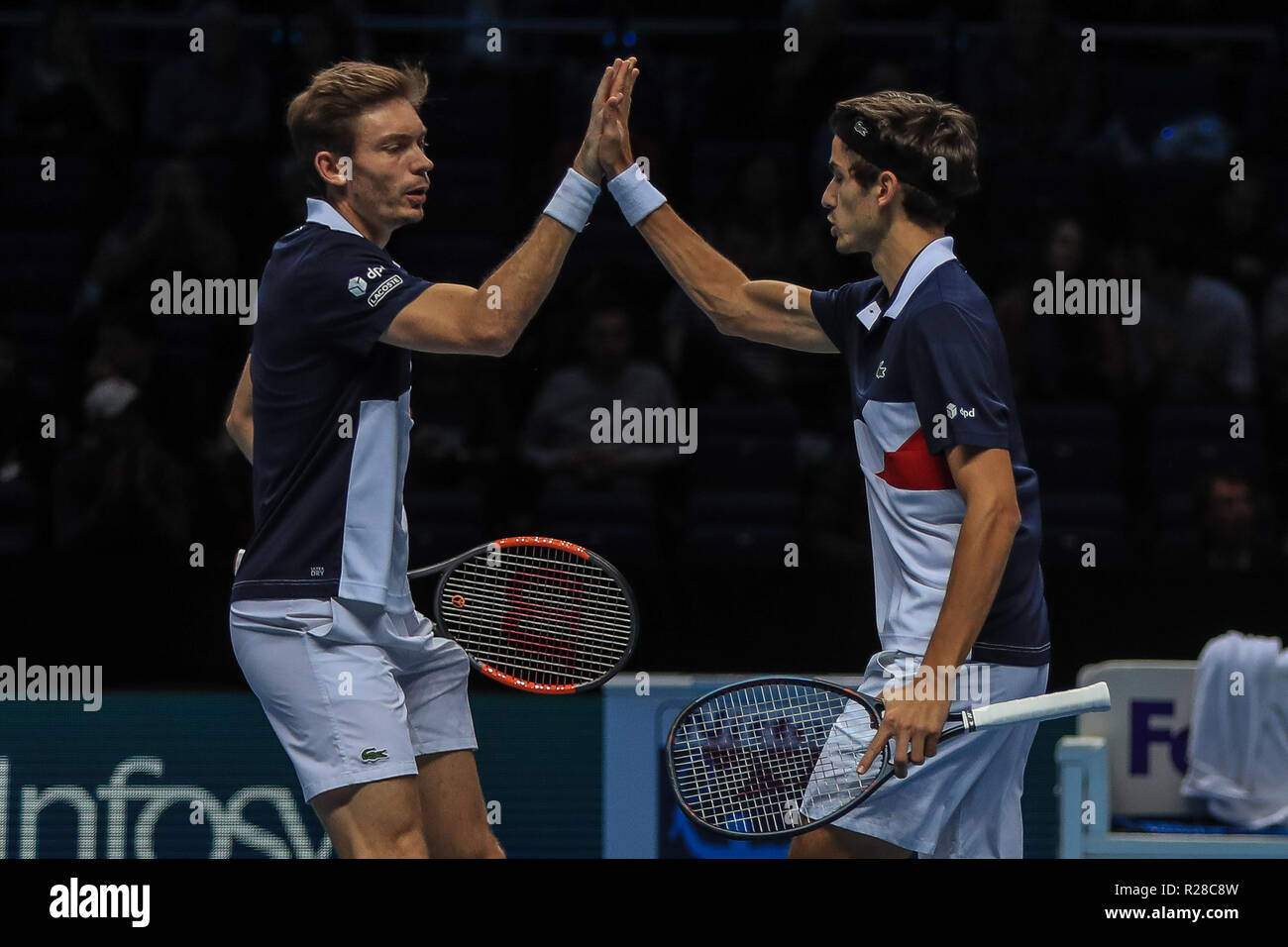 Londra, Regno Unito. 17 Nov, 2018. Nitto ATP World Tour Finals; Pierre-Hugues Herbert di Francia e Nicolas MAHUT della Francia in azione durante il loro match contro Robert Farah di Columbia e Juan Sebastian Cabal di Columbia Credit: Romena Fogliati/News immagini Credito: News immagini /Alamy Live News Foto Stock