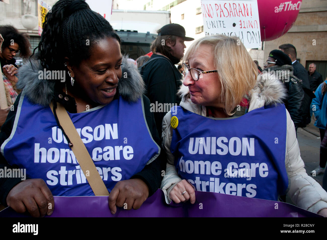 Londra, Regno Unito. 17 Nov, 2018. L'unità nazionale manifestazione contro il fascismo e il razzismo, la zona centrale di Londra il 17 novembre 2018 per protestare contro i comportamenti razzisti e Islamophobic attacchi. Due colpisce i lavoratori di cura da Birminham Credito: Jenny Matthews/Alamy Live News Foto Stock