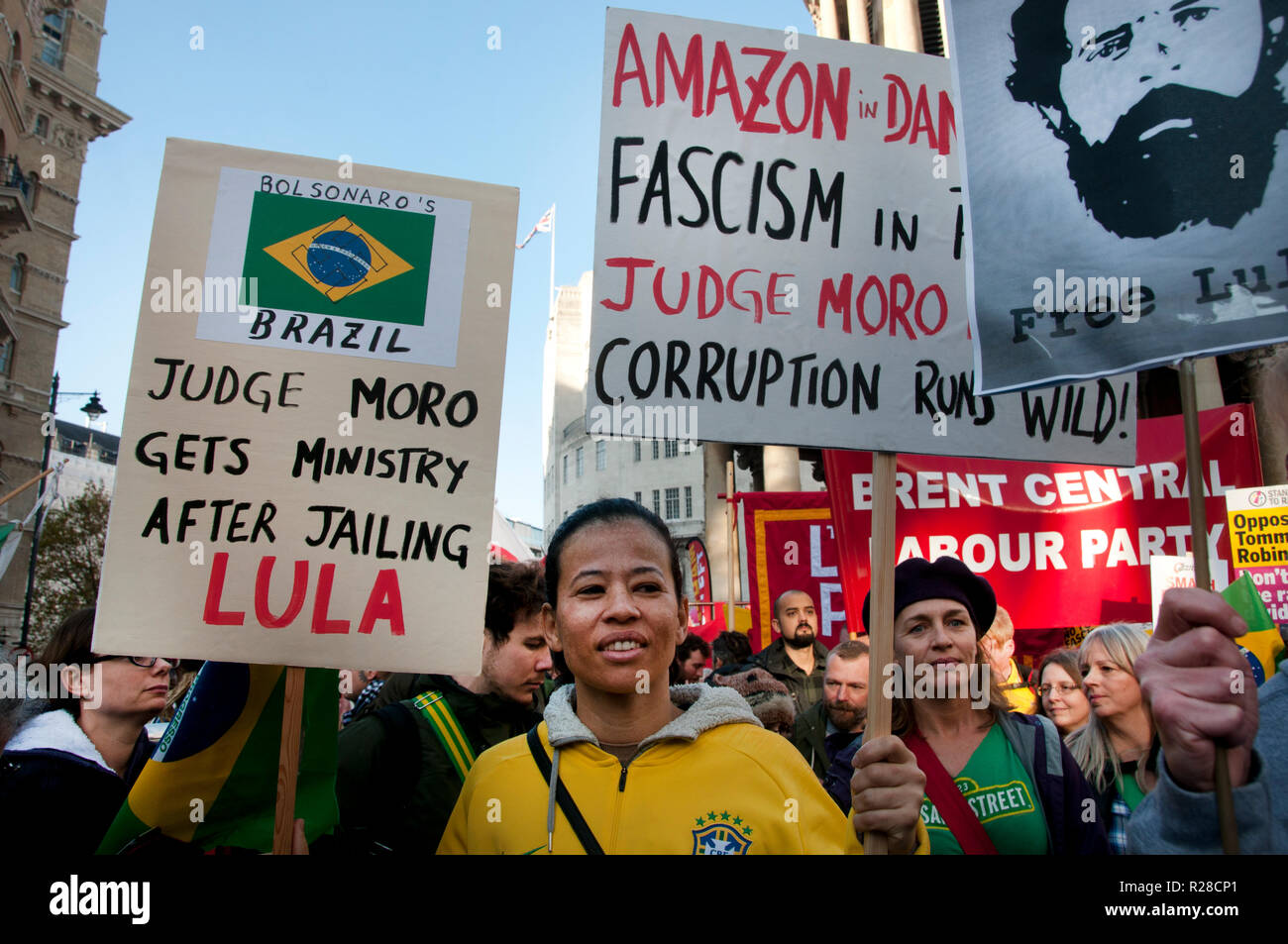 Londra, Regno Unito. 17 Nov, 2018. L'unità nazionale manifestazione contro il fascismo e il razzismo, la zona centrale di Londra il 17 novembre 2018 per protestare contro i comportamenti razzisti e Islamophobic attacchi. Un gruppo di brasiliani protesta circa la nuova ala destra al governo del Brasile. Credito: Jenny Matthews/Alamy Live News Foto Stock