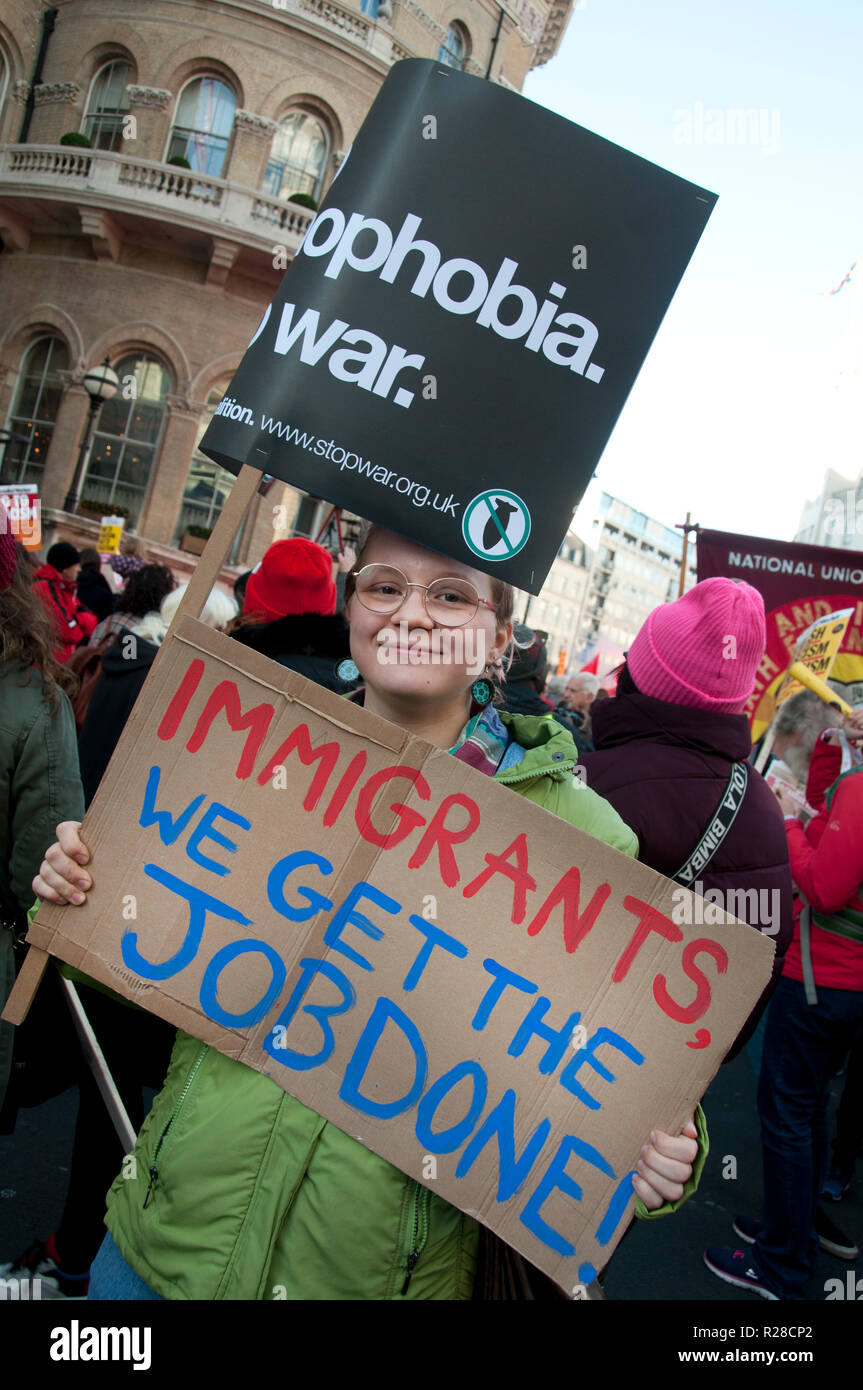 Londra, Regno Unito. 17 Nov, 2018. L'unità nazionale manifestazione contro il fascismo e il razzismo, la zona centrale di Londra il 17 novembre 2018 per protestare contro i comportamenti razzisti e Islamophobic attacchi. Una donna che tiene un cartello che diceva "immigrati possiamo avere il lavoro fatto". Credito: Jenny Matthews/Alamy Live News Foto Stock