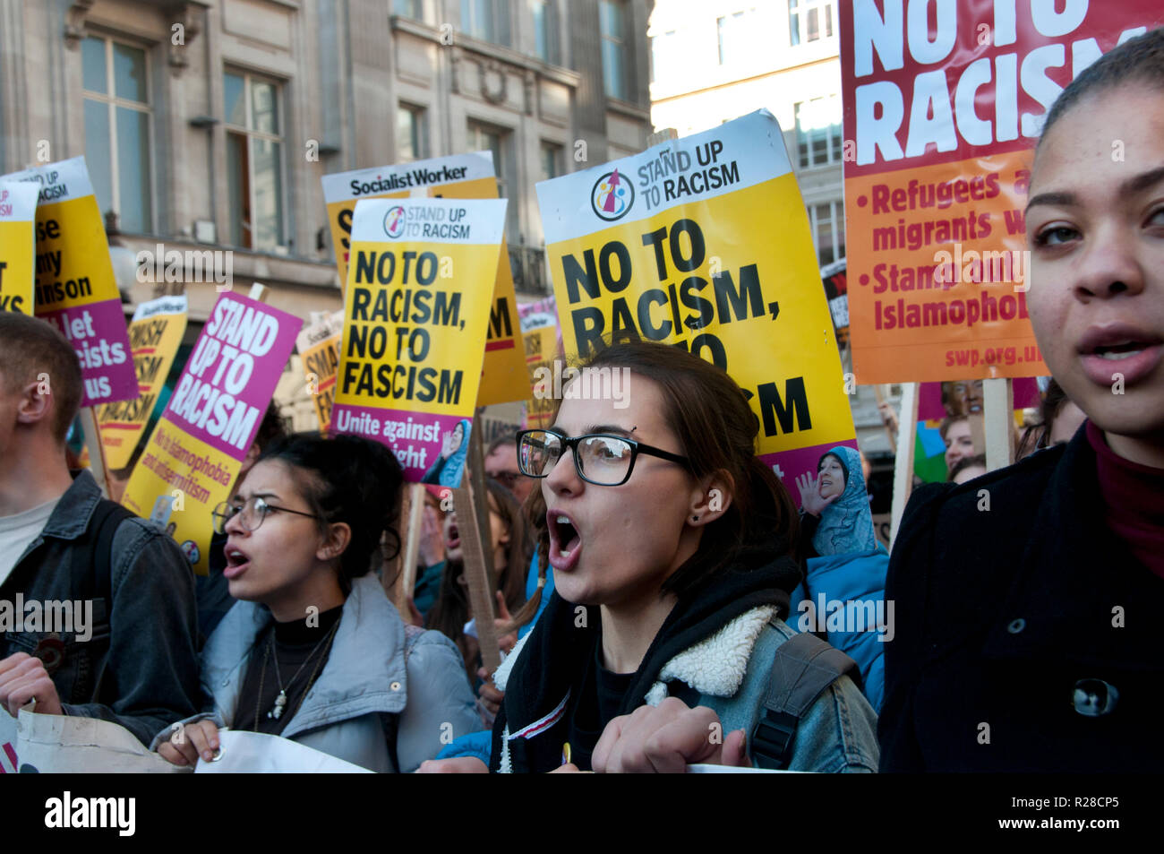 Londra, Regno Unito. 17 Nov, 2018. L'unità nazionale manifestazione contro il fascismo e il razzismo, la zona centrale di Londra il 17 novembre 2018 per protestare contro i comportamenti razzisti e Islamophobic attacchi. Un gruppo di giovani donne gridare. Credito: Jenny Matthews/Alamy Live News Foto Stock