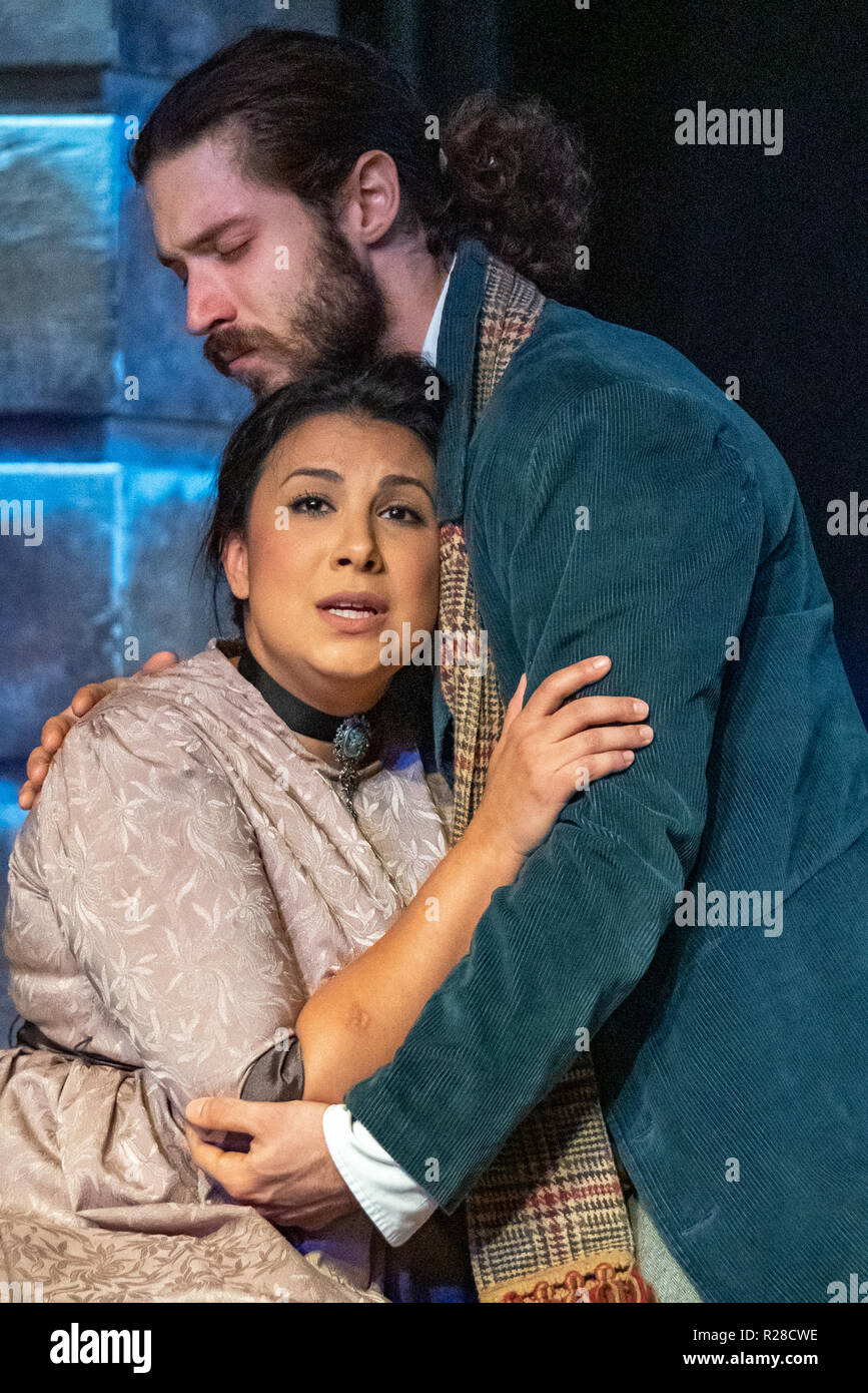 New York, Stati Uniti d'America, 17 novembre 2018. Mimi (soprano Sonja Ernst Krenek) è abbracciato da Rodolfo (tenore Thomas Massey) durante una performance per i bambini di Giacomo Puccini La Bohème di New York City Opera. Foto di Enrique Shore Credit: Enrique Shore/Alamy Live News Foto Stock