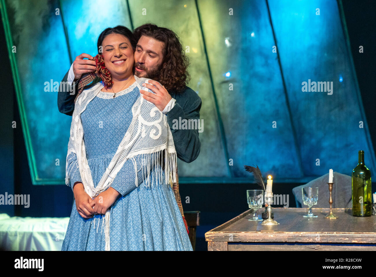 New York, Stati Uniti d'America, 17 novembre 2018. Rodolfo (tenore Thomas Massey) e Mimi (soprano Sonja Ernst Krenek) cantare durante una performance per i bambini di Giacomo Puccini La Bohème di New York City Opera. Foto di Enrique Shore Credit: Enrique Shore/Alamy Live News Foto Stock