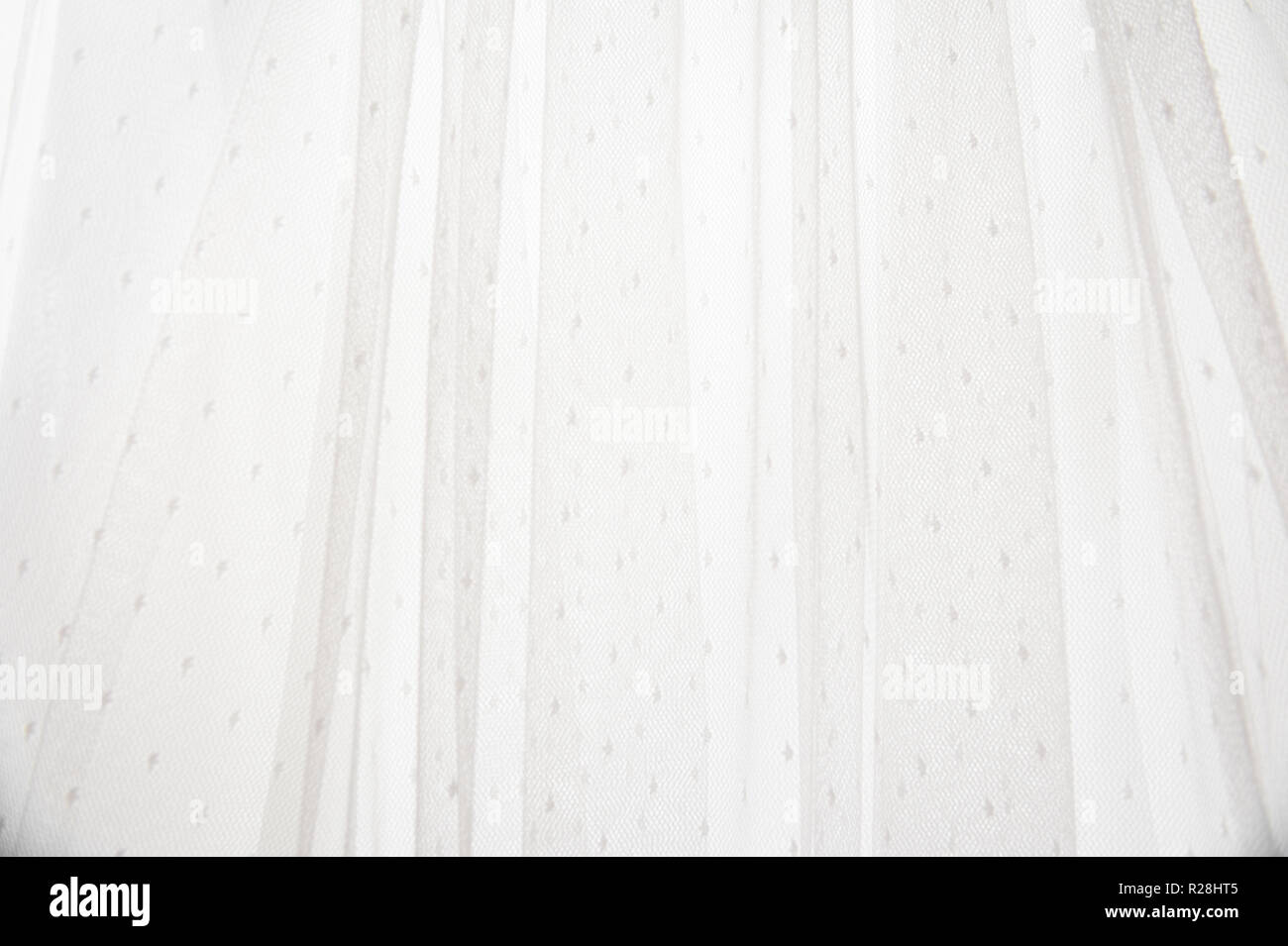 Un retro-illuminato Abito in pizzo crea un morbido, bianco sullo sfondo a trama. Foto Stock