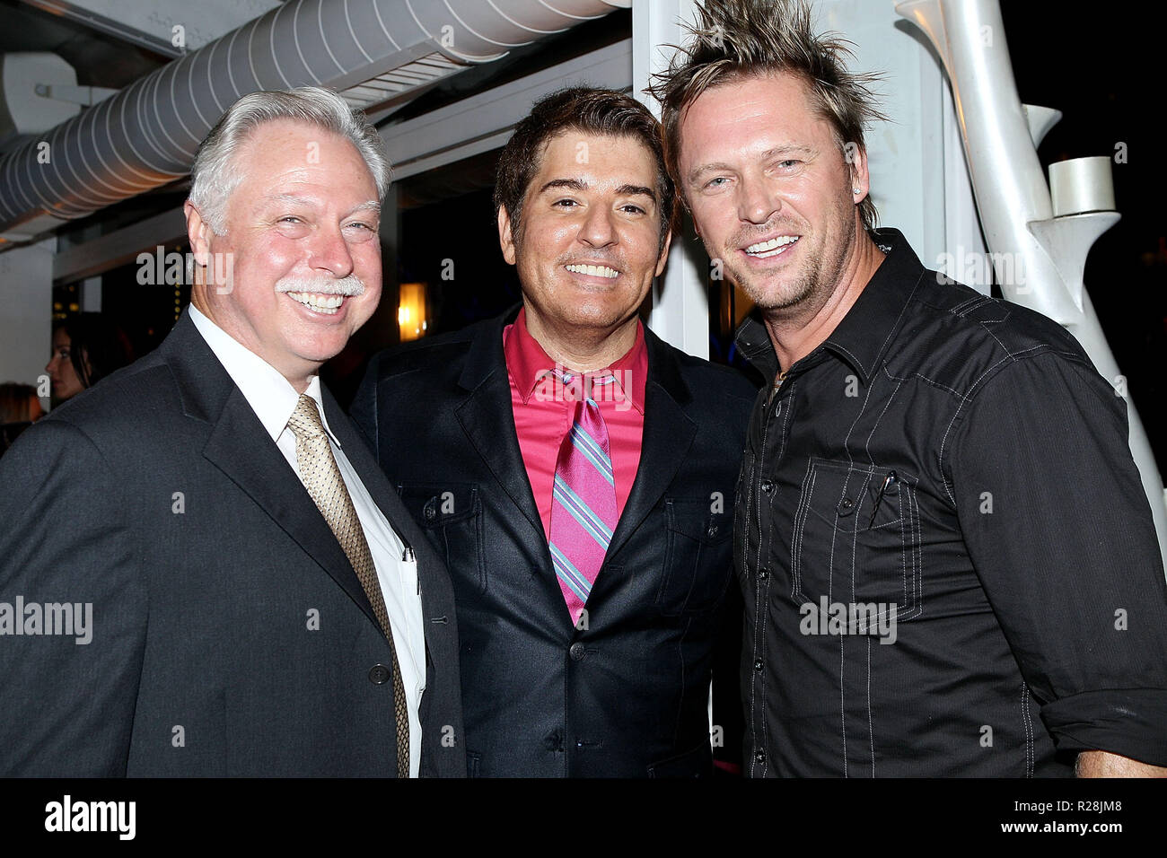 NEW YORK, NY - 28 agosto: Robert Karabinchak, Jim Masters e Peter Shaw frequentare retrò Mercoledì Celebrity Happy Hour al XVI Lounge sul tetto su agosto 28, 2013 a New York City. (Foto di Steve Mack/S.D. Mack foto) Foto Stock