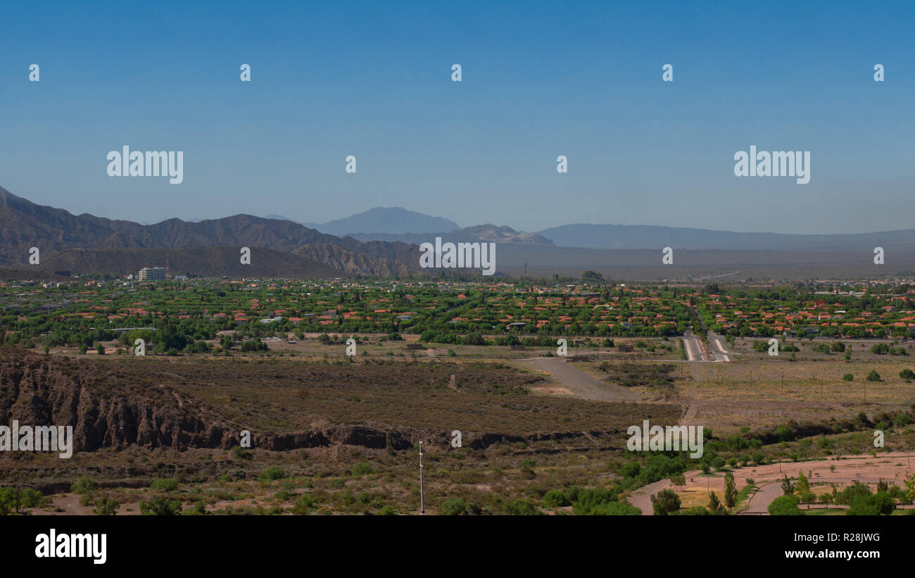 Vista panoramica della periferia della città di Mendoza in Argentina in una giornata di sole Foto Stock