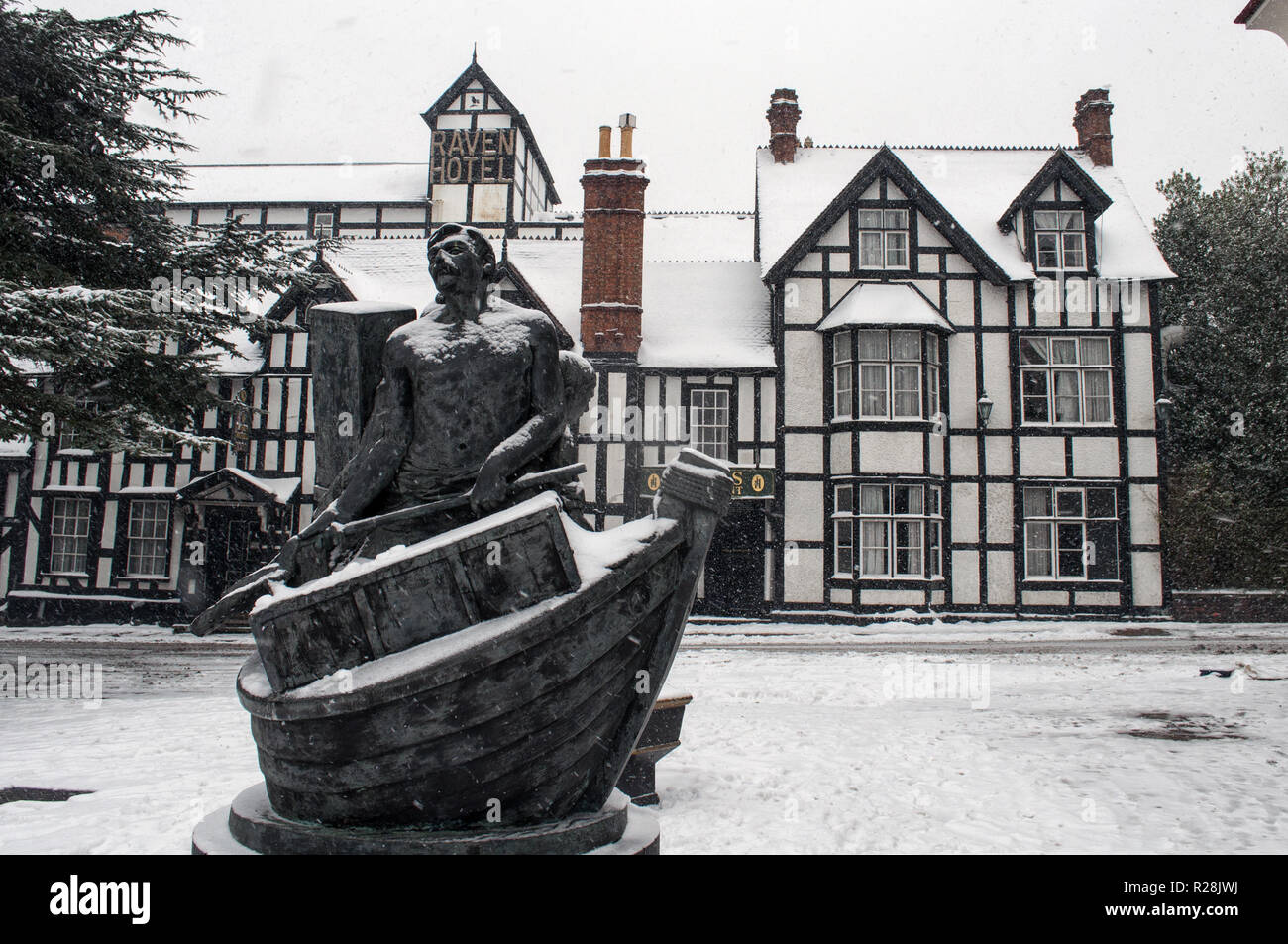 Una vista della coperta di neve Raven Hotel a Droitwich Spa con il drammatico dei minatori di sale di scultura. Victoria Square. La Bestia di est gli effetti delle tempeste. Foto Stock