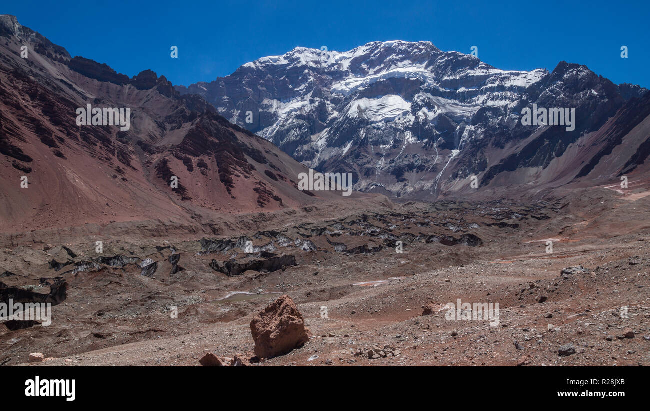 Vista del versante sud del monte Aconcagua nel parco Aconcagua nella provincia di Mendoza in Argentina Foto Stock
