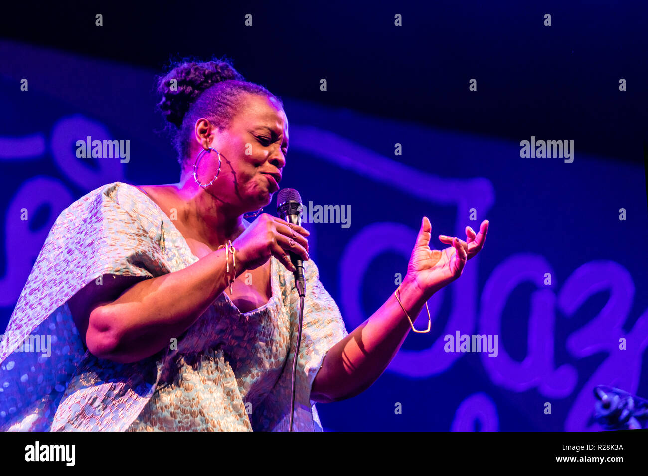 DIANNE REEVES si svolge in corrispondenza della 61a MONTEREY JAZZ FESTIVAL - Monterey, California Foto Stock