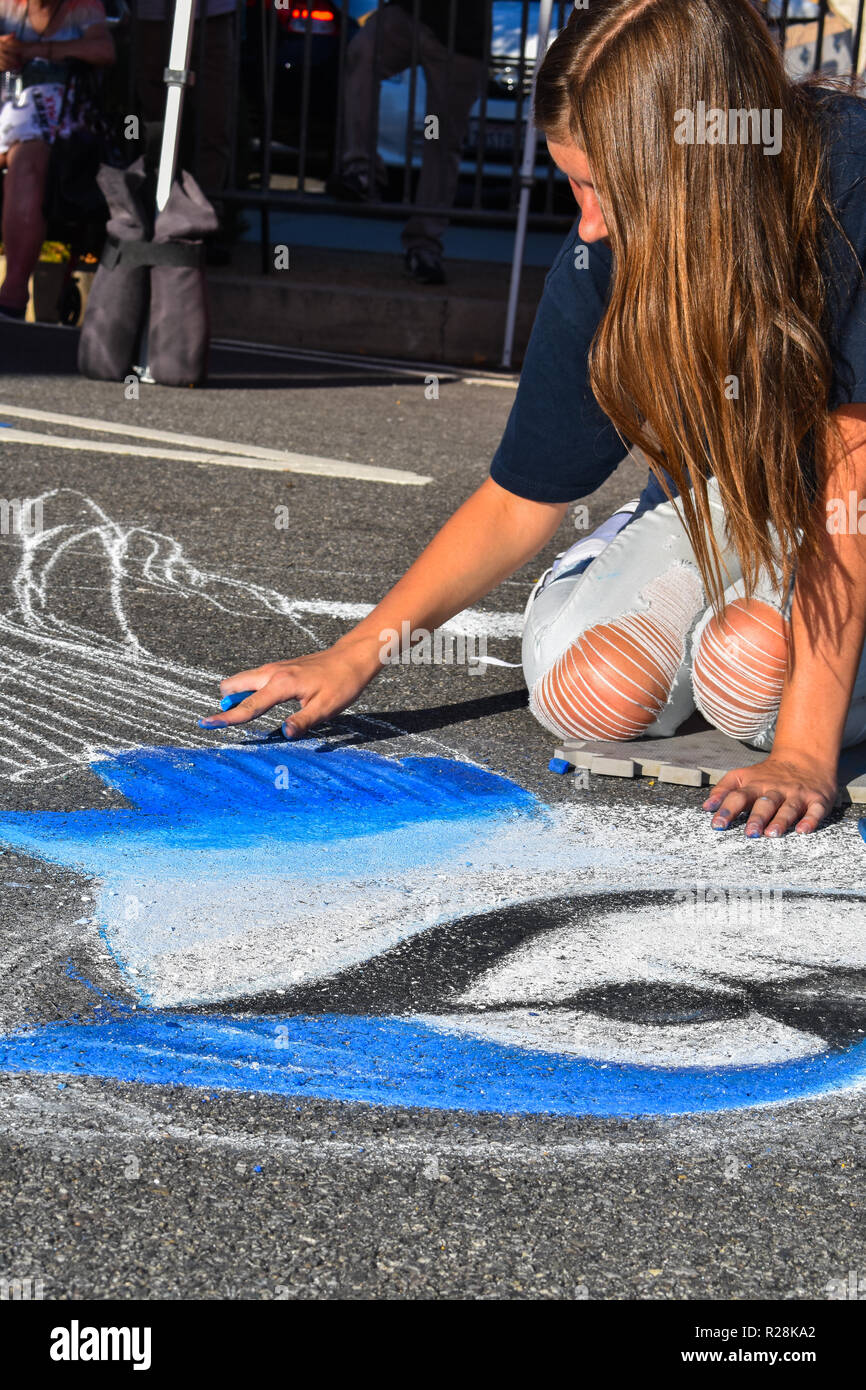 Newhall, ca. Sett. 21, 2018 - chalk art festival nel centro cittadino di Newhall dove molti artisti hanno presentato i loro disegni sulla superficie della strada. Foto Stock