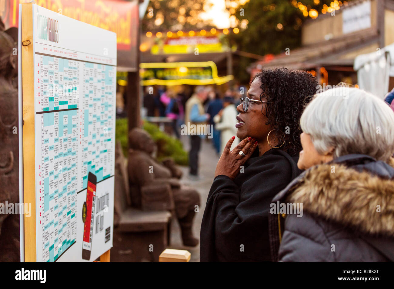 I Partecipanti verificare il programma all'61a MONTEREY JAZZ FESTIVAL - Monterey, California Foto Stock