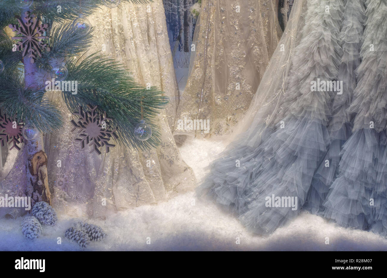 Vista di un elaborato display di Natale con neve artificiale, pino e abiti da donna in Rundle Mall, Adelaide nel South Australia, Australia. Foto Stock