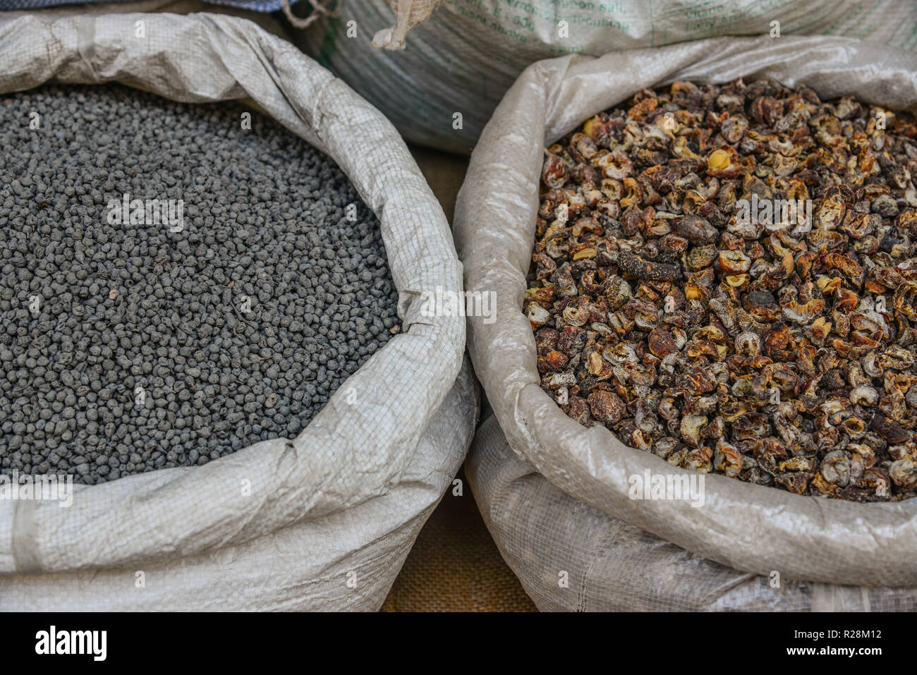 A base di erbe di vendita alla strada del mercato di Jodhpur, India. Foto Stock