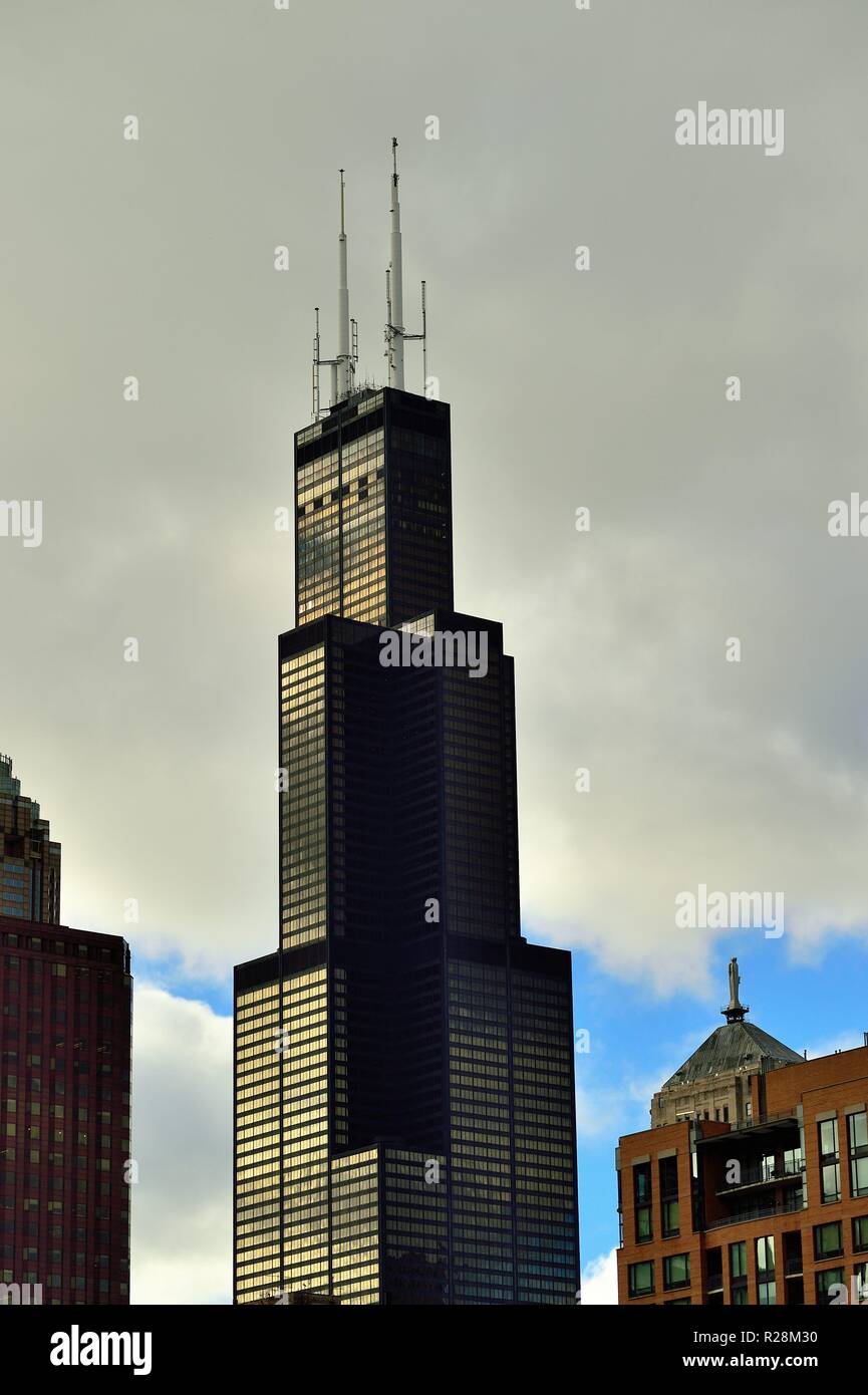 Chicago, Illinois, Stati Uniti d'America. La Willis Tower (formerly Sears Tower) riflettendo il tardo pomeriggio la luce come essa domina la Chicago Loop. Foto Stock