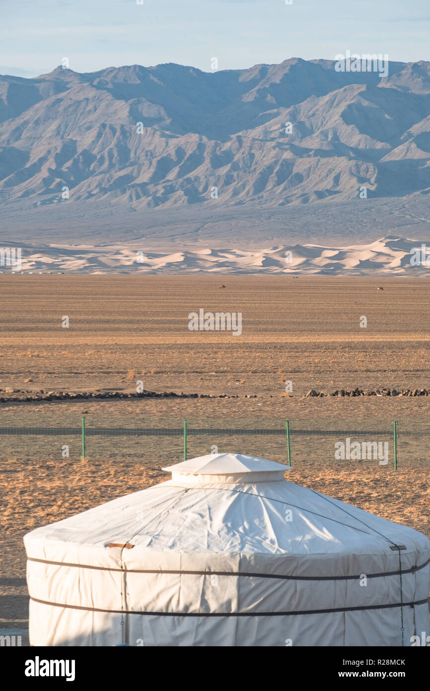 Tetto di un ger mongola per pernottamento con una vista del Khongoryn Els dune di sabbia in background. Foto Stock